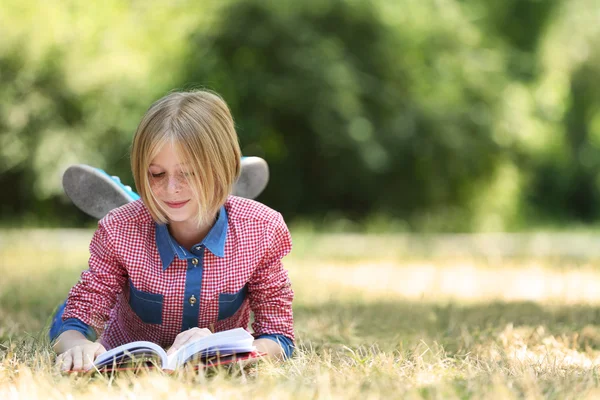 Carino ragazza lettura libro — Foto Stock