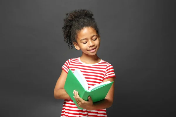 Nettes Mädchen liest Buch — Stockfoto