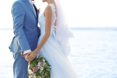 Mutlu evlilik çift nehir arka plan üzerinde