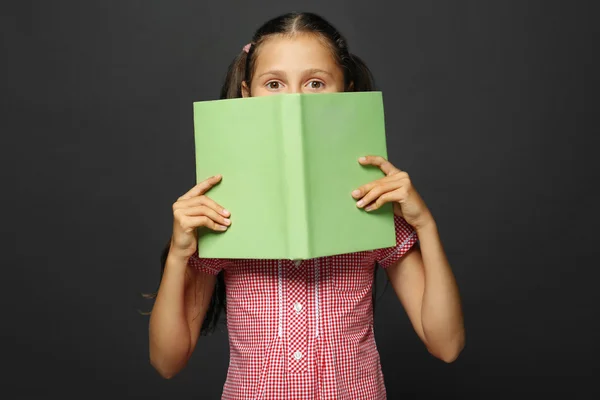 Bonito livro de leitura menina — Fotografia de Stock