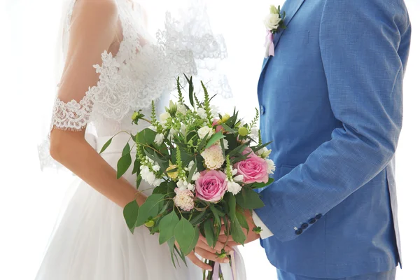 Bruidegom bruid geven prachtige boeket, close-up — Stockfoto