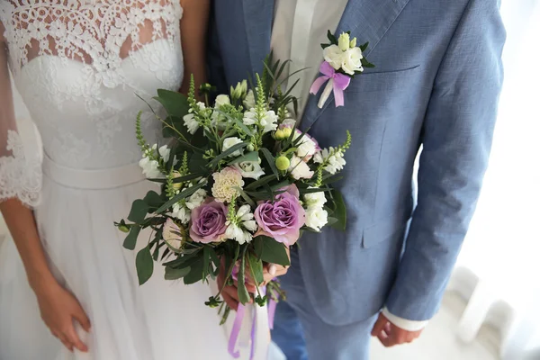 Brudgummen och bruden med vacker bukett, närbild — Stockfoto
