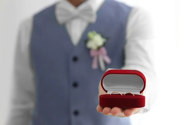 Brudgummen med ring låda, närbild — Stockfoto