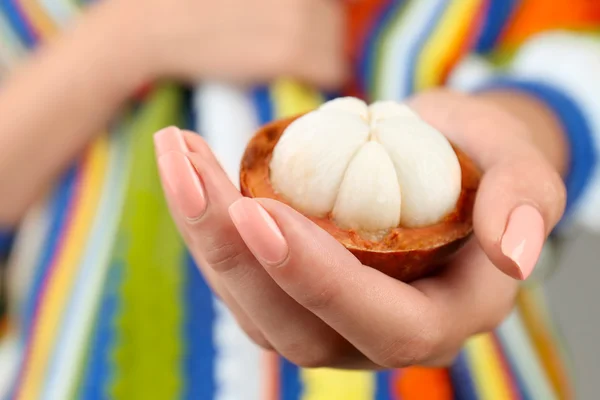 Frau hält Mangostan in der Hand — Stockfoto