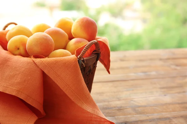 Färska aprikoser i korg — Stockfoto