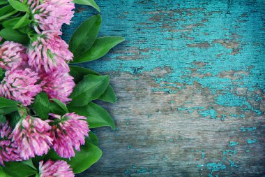 antika ahşap zemin üzerine güzel çiçekler.