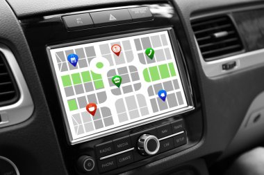 Arabada GPS navigasyon sistemi. 