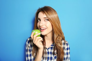 Yeşil elmalı güzel kız. 