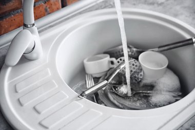 Beyaz Lavaboda kirli sofra