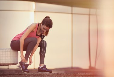 kadın ayakkabı bağcığı bağlama