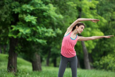 Egzersiz yapan genç bir kadın. 