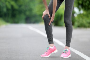 Genç kadının buzağı masaj yapması 