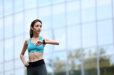 Genç kadın zaman kontrol 