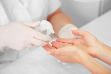 Kadın manikür Başlarken