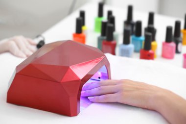 Kadın manikür Başlarken