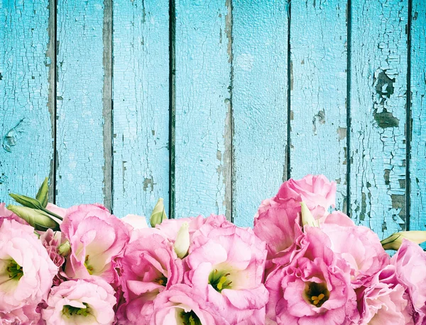 Schöne Blumen auf hölzernem Hintergrund. — Stockfoto