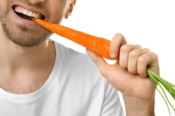 Bonito homem comendo cenoura — Fotografia de Stock