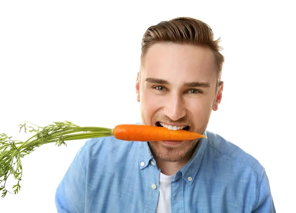 Schöner Mann, der Möhren isst — Stockfoto