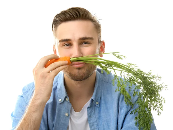 Schöner Mann, der Möhren isst — Stockfoto