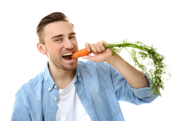 Hombre guapo comiendo zanahoria — Foto de Stock