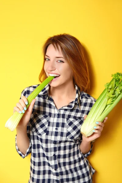 Bella ragazza mangiare sedano — Foto Stock