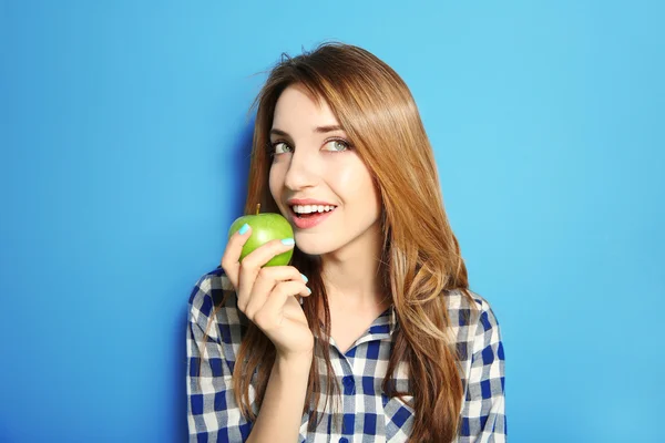 Vacker flicka med grönt äpple — Stockfoto