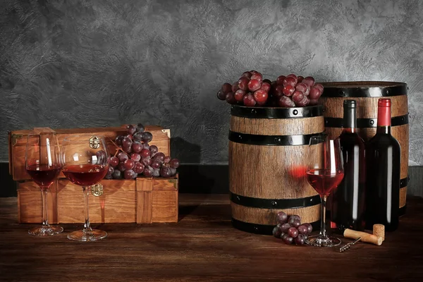 Bicchieri di vino rosso e botti — Foto Stock