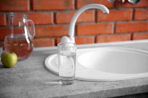 Glas water en witte zakken — Stockfoto