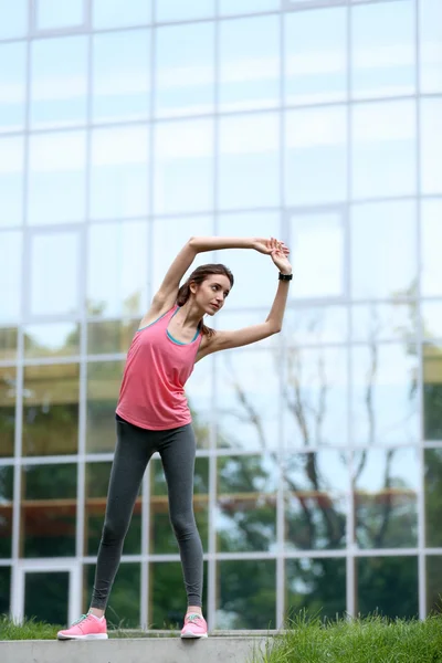 Young woman doing exercises — Stock Photo, Image