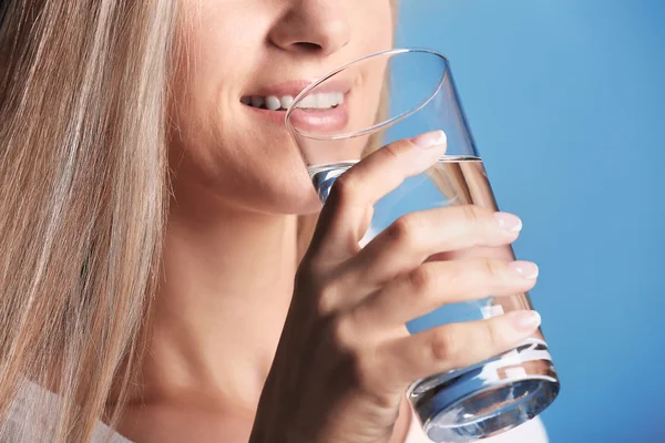 Ragazza acqua potabile — Foto Stock