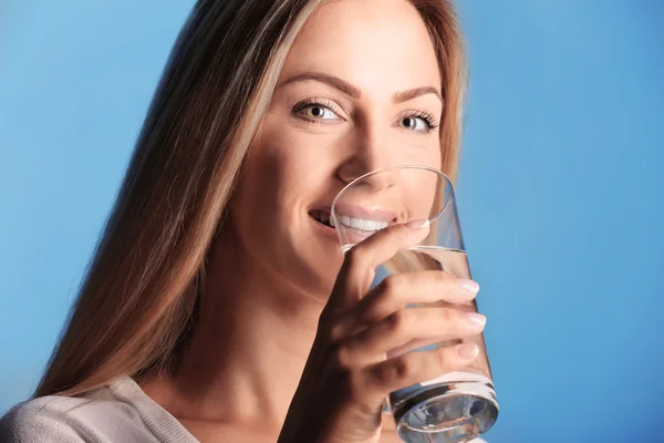 Ragazza acqua potabile — Foto Stock