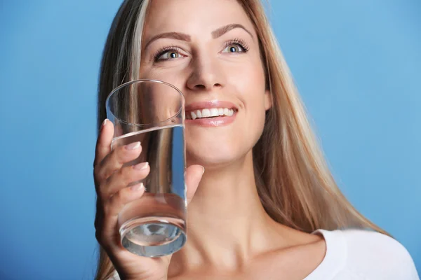 Ragazza acqua potabile — Foto Stock
