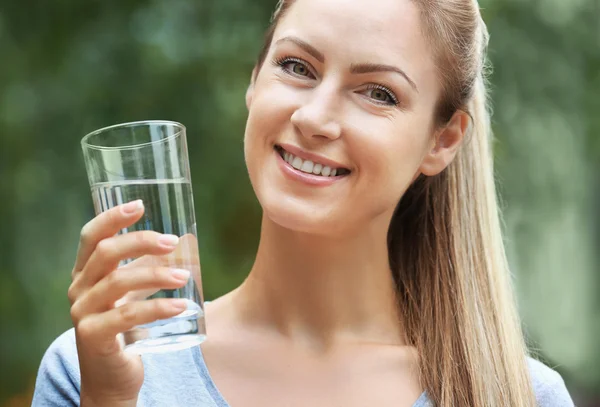 Ragazza acqua potabile — Foto Stock