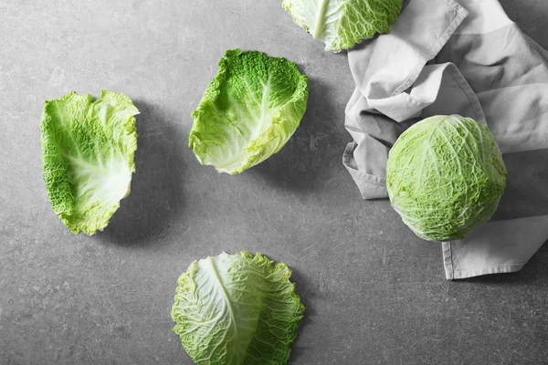 Taze savoy lahana ve yaprak 