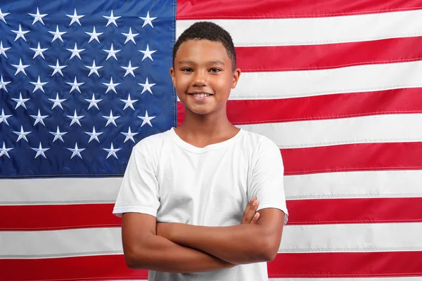 Chlapec na americkou vlajku — Stock fotografie