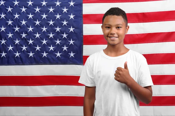 Menino na bandeira americana — Fotografia de Stock