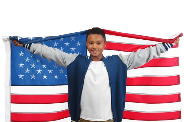 Мальчик на американском флаге — стоковое фото