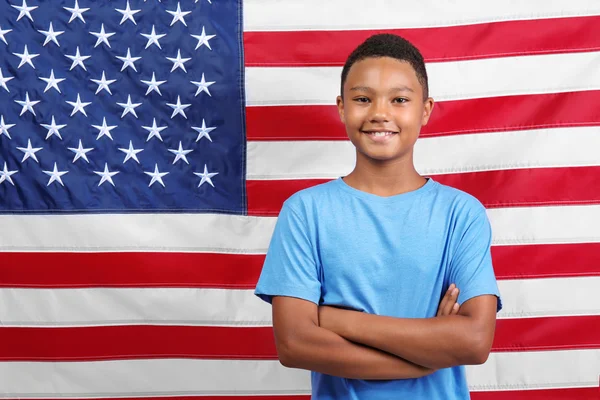 在美国国旗上的男孩 — 图库照片