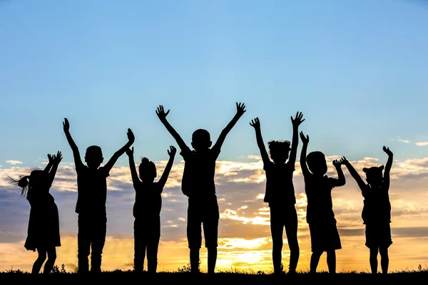 Gelukkige Jonge Geitjes Silhouetten Zonsondergang Achtergrond — Stockfoto