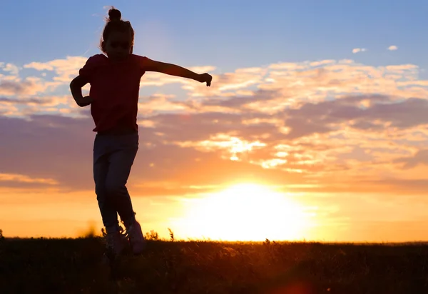 Schattig Meisje Silhouet Zonsondergang Achtergrond — Stockfoto