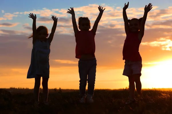 Szczęśliwy Kids Sylwetki Tle Zachodu Słońca — Zdjęcie stockowe