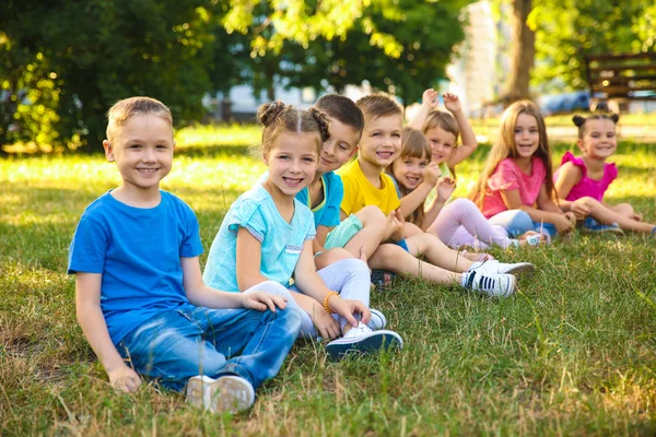 Crianças Felizes Sentadas Grama Parque — Fotografia de Stock
