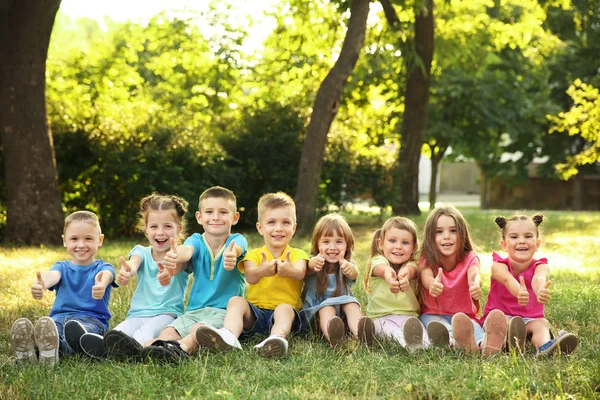 Niños Felices Sentados Césped Parque — Foto de Stock