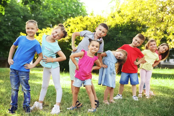 一群快乐的孩子在公园 — 图库照片