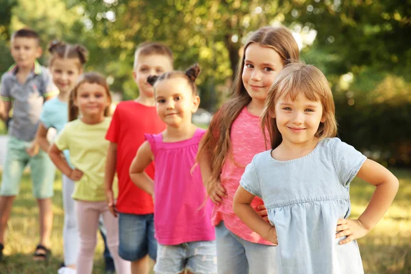 Groupe Enfants Heureux Dans Parc — Photo