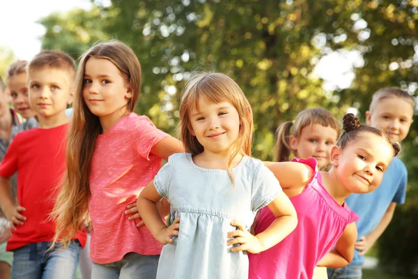 Groep Gelukkige Jonge Geitjes Park — Stockfoto