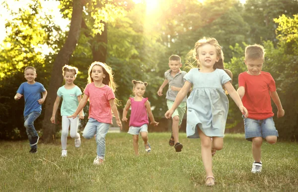 Gruppo di bambini giocherelloni — Foto Stock