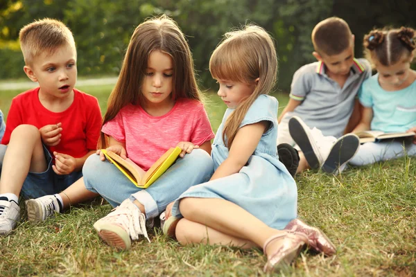 Grupo de niños felices — Foto de Stock