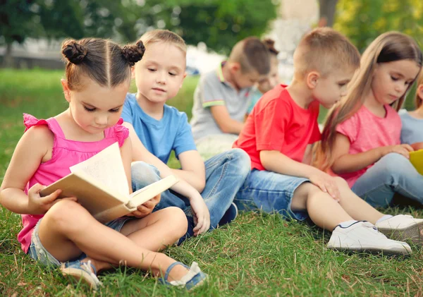 Groep van gelukkige jonge geitjes — Stockfoto