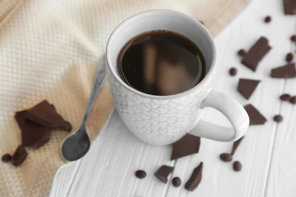 Šálek kávy s kousky čokolády — Stock fotografie